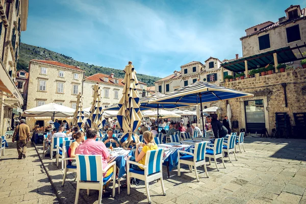 Dubrovnik gatan kaféer på stora torget — Stockfoto