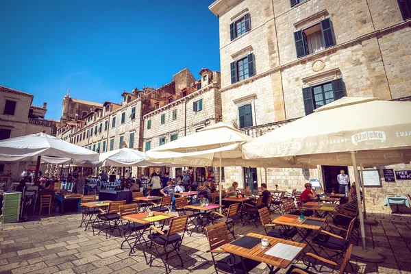 Dubrovnik cafés de la calle en la plaza principal — Foto de Stock