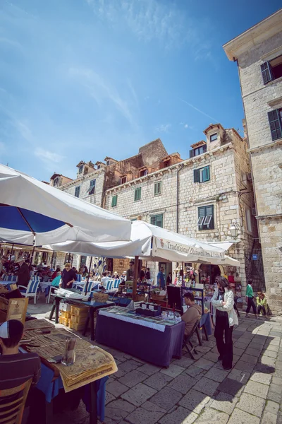 Dubrovnik gatan kaféer på stora torget — Stockfoto