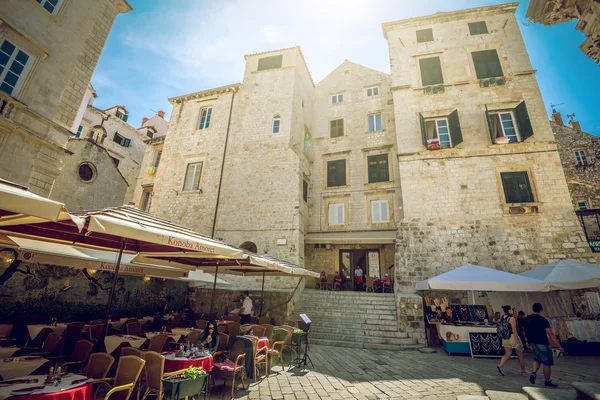 Dubrovnik cafés de la calle en la plaza principal — Foto de Stock