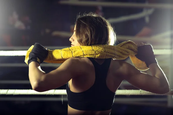 Boxning girl med gula handduk — Stockfoto