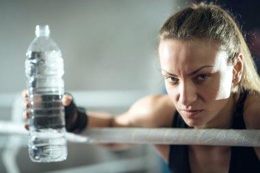 Boksör kız içme suyu