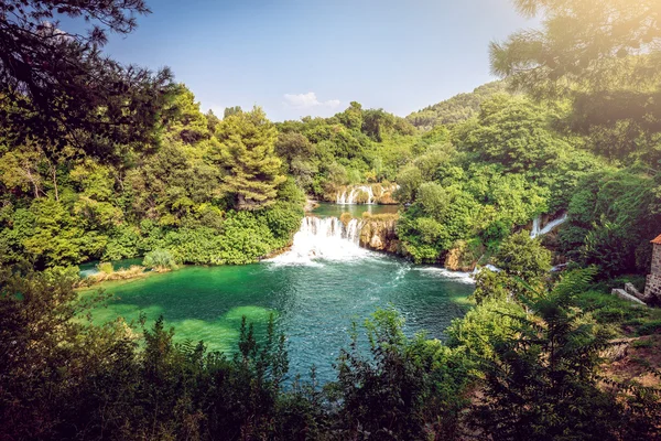 Река Крка с водопадами, каскадами — стоковое фото