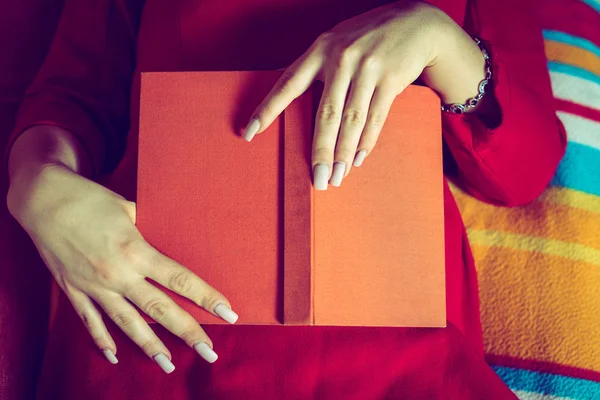 Ragazza sdraiata sul letto e leggere un libro — Foto Stock