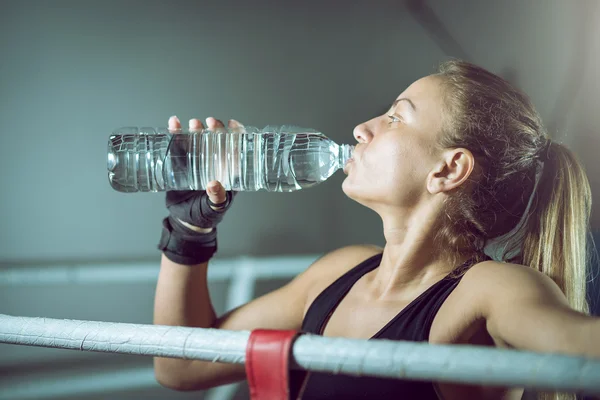 Boxeador chica beber agua — Foto de Stock