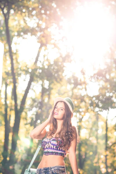 Mode tiener meisje met hoed en portemonnee — Stockfoto