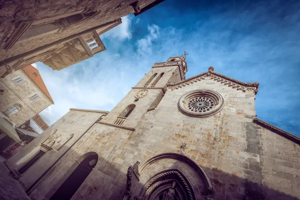 Korcula ulickami a hlavním kostelem na náměstí — Stock fotografie