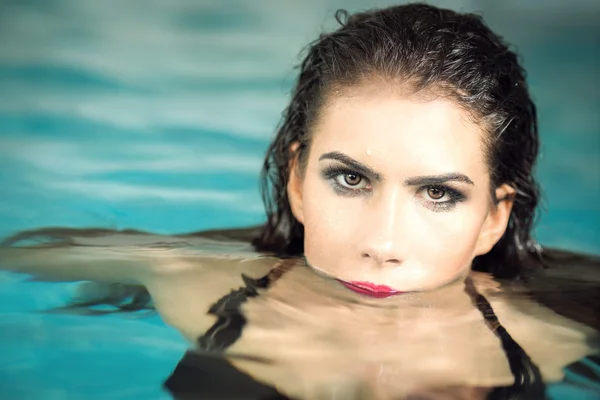 Menina desfrutando na piscina interior — Fotografia de Stock