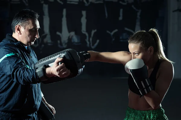 Kickboxning kvinnliga utbildning — Stockfoto