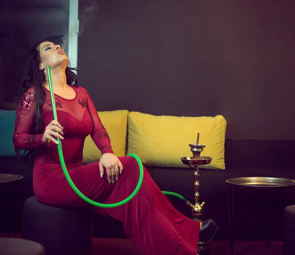 Mulher fumando narguilé no bar — Fotografia de Stock