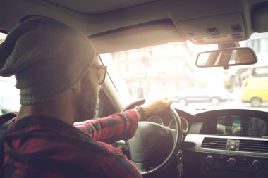 yakışıklı adam sürüş araba