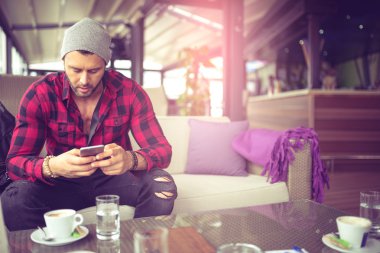 Kentsel adam Smartphone'da yazarak