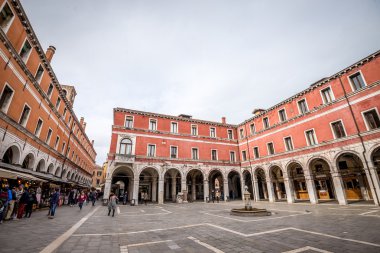 Venedik sokaklarda insanlar