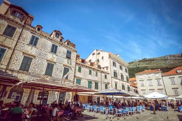 Dubrovnik cafés de la calle en la plaza principal — Foto de Stock