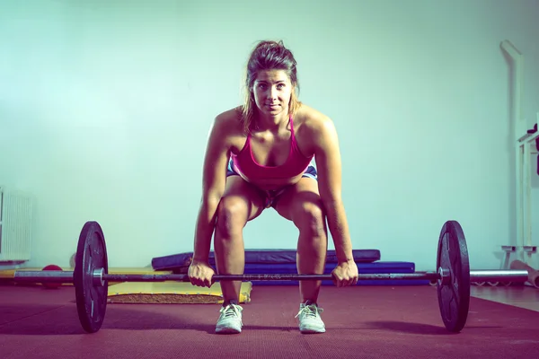 Girl doing weightlifting — Stock Photo, Image