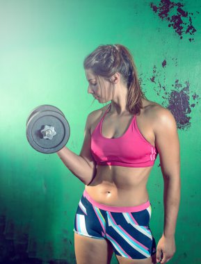 Pazı bukleler yapıyor kız