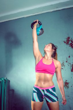 Kız holding kettlebell