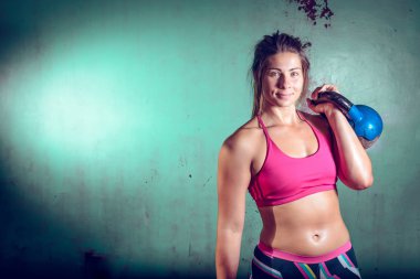 Kız holding kettlebell