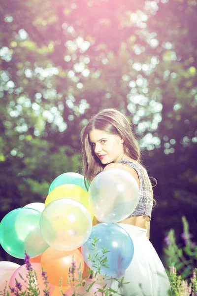 Chica posando con globos por detrás . —  Fotos de Stock