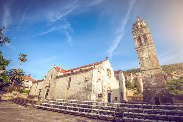 Viktigaste kyrkan torget av Blato by i Kroatien — Stockfoto