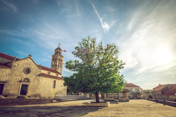 Praça da igreja principal da aldeia Blato na Croácia — Fotografia de Stock