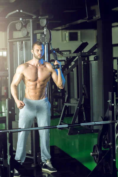 Hombre haciendo ejercicio de extensión de cuerda — Foto de Stock