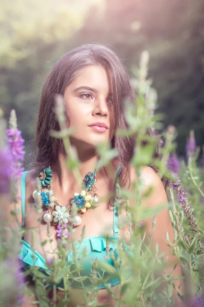 Chica de pie en la hierba en la orilla del río — Foto de Stock