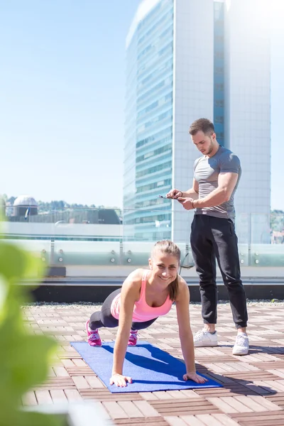 Push ups al aire libre con apoyo entrenador personal — Foto de Stock