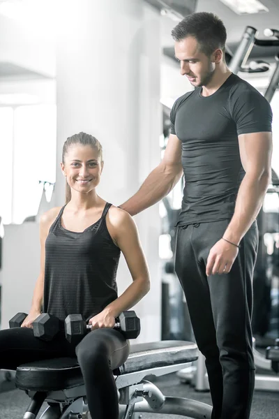 Personal trainer talks to his client. — Stock Photo, Image
