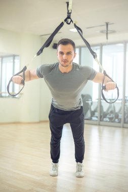 Modern fitness tesisi eğitim süspansiyon askıları