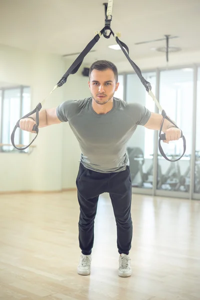 Modern fitness tesisi eğitim süspansiyon askıları — Stok fotoğraf