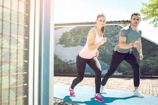 Fitness pareja corriendo al aire libre . — Foto de Stock