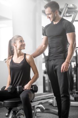 Kişisel antrenör onun istemciye konuşuyor.