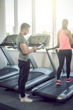 Kişisel antrenör ile koşu bandı yürüyüş.