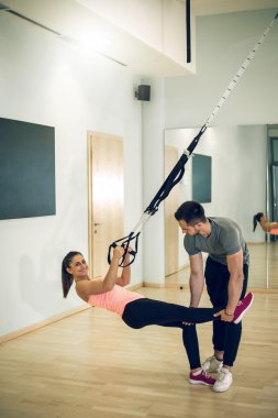 Süspansiyon egzersiz kişisel antrenör ile.