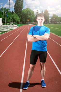 Atletik adam açık havada poz.