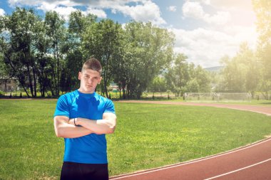 Atletik adam açık havada poz.