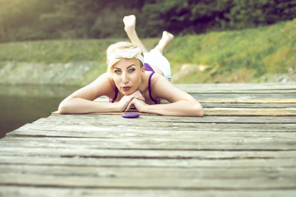 Sedutor retro olhar mulher posando no lago de montanha . — Fotografia de Stock