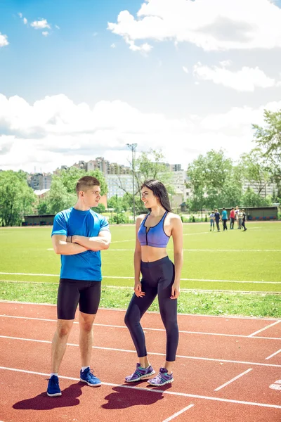 İki genç sporcular Atletizm üzerinde.