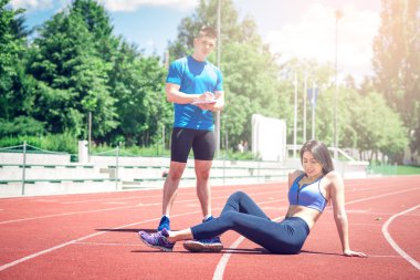 Kız onu kişisel antrenörü ile yolda.