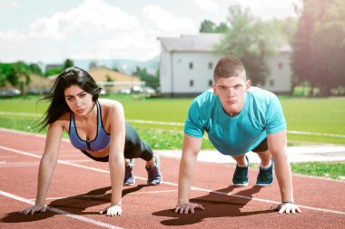 Genç çift yapıyor push up yolda.