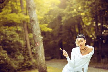 Lolipop doğa ile poz yağma çekici kız.