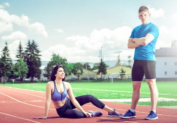 Ragazza in pista con il suo personal trainer . — Foto Stock