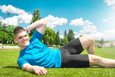 Çim eniyimde yatan adam.