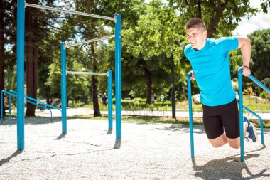 Dips egzersiz açık.