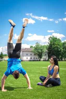 adam ayakta eller üzerinde