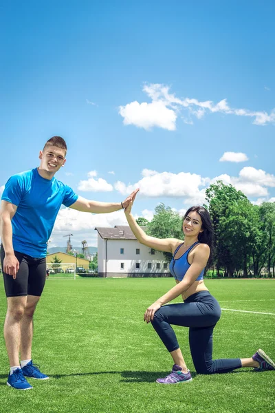 Alta cinco fitness al aire libre . — Foto de Stock