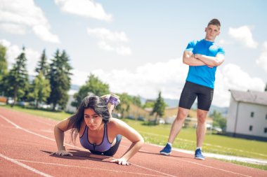 Şınav antrenörle açık