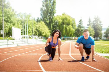 Açık havada çalışan çift.