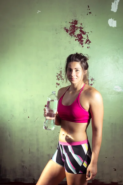 Fille eau potable après la formation — Photo